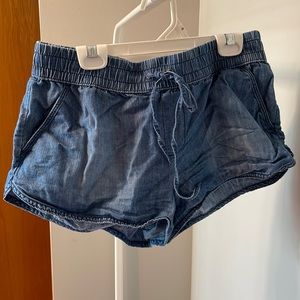 SO size medium shorts. Stretch waist so it’s nice and cozy.